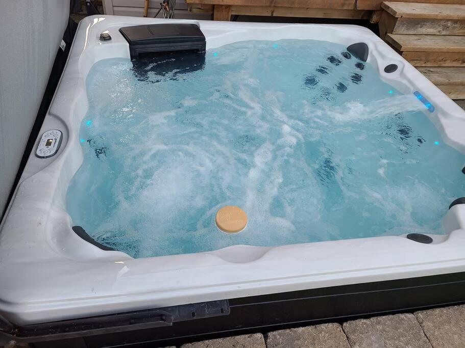 Living the Dream HOT TUB, Pool, BBQ, & Beach