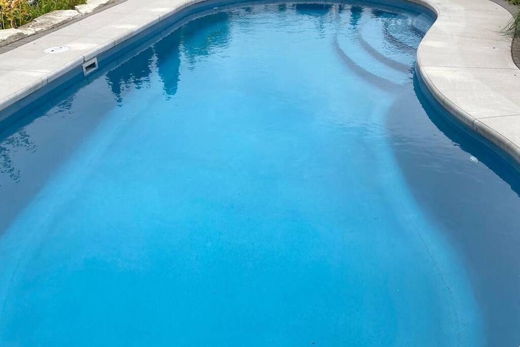 Living the Dream HOT TUB, Pool, BBQ, & Beach