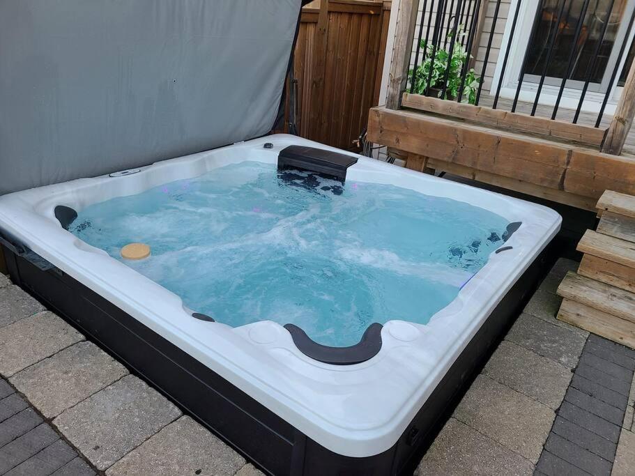 Living the Dream HOT TUB, Pool, BBQ, & Beach