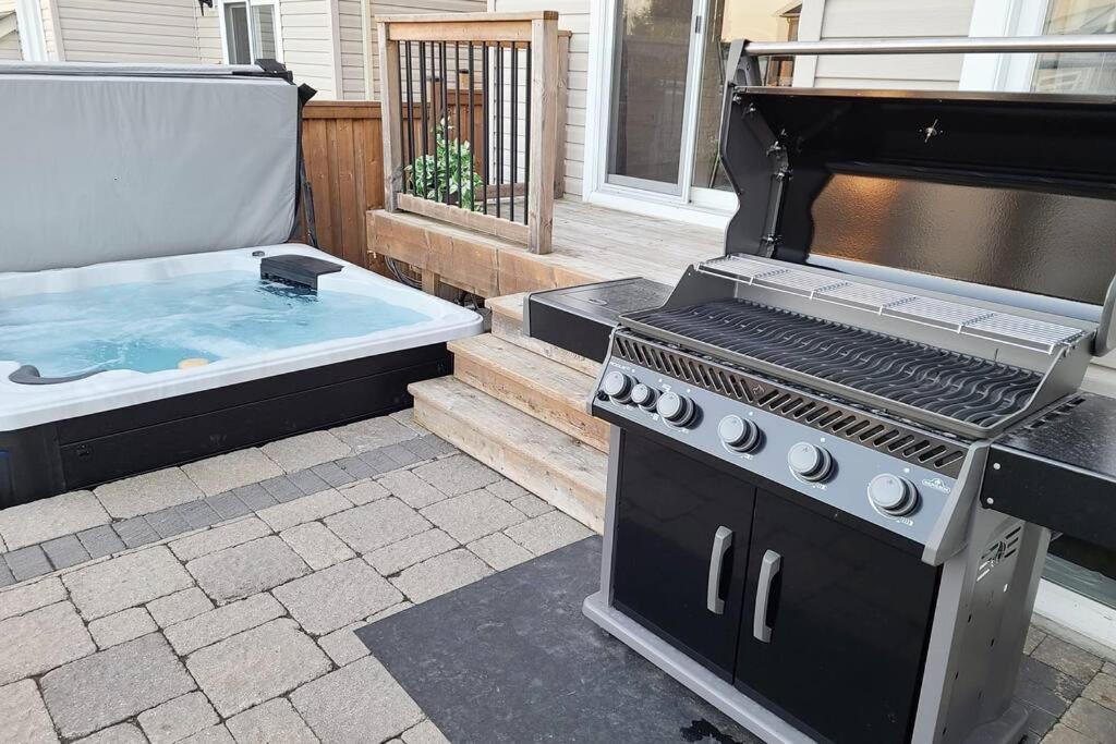 Living the Dream HOT TUB, Pool, BBQ, & Beach