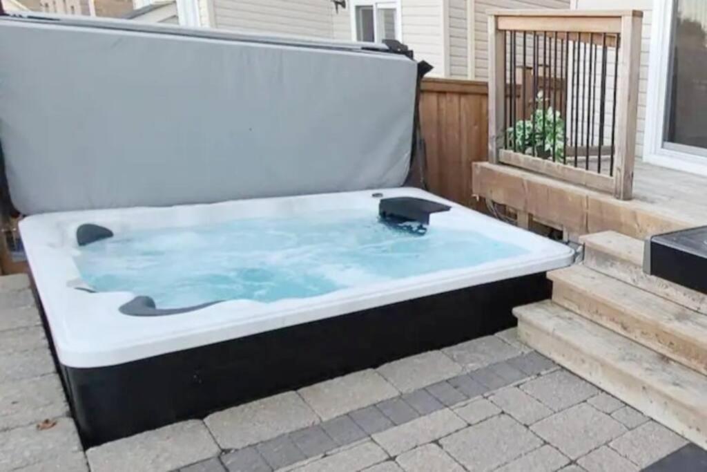 Living the Dream HOT TUB, Pool, BBQ, & Beach