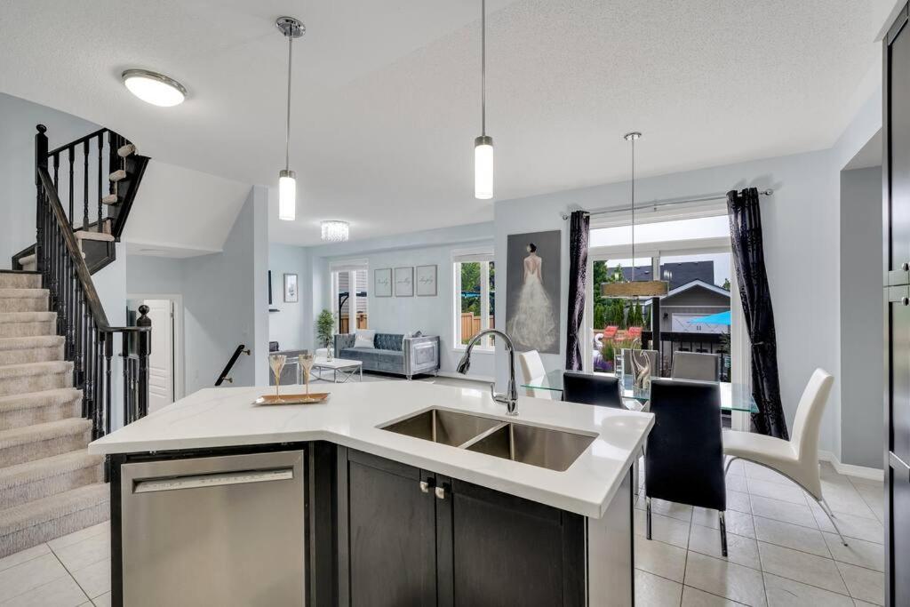 Living the Dream HOT TUB, Pool, BBQ, & Beach