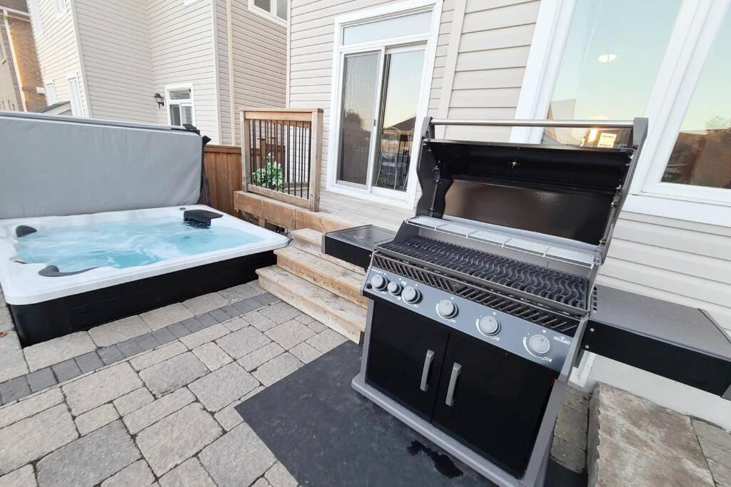 Living the Dream HOT TUB, Pool, BBQ, & Beach
