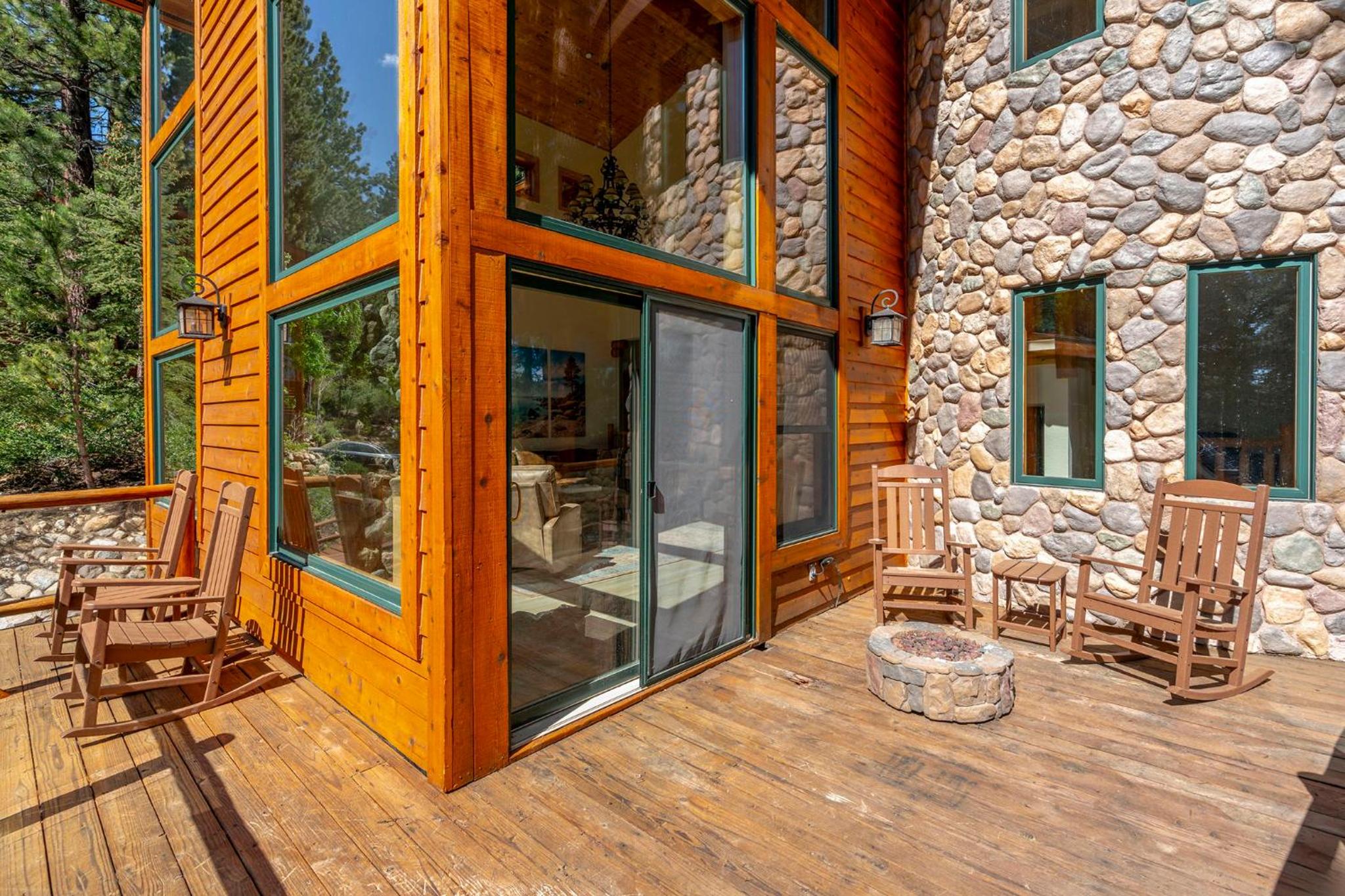 Do not miss your chance to vacation at this five bedroom 5 bath mountain home view 5