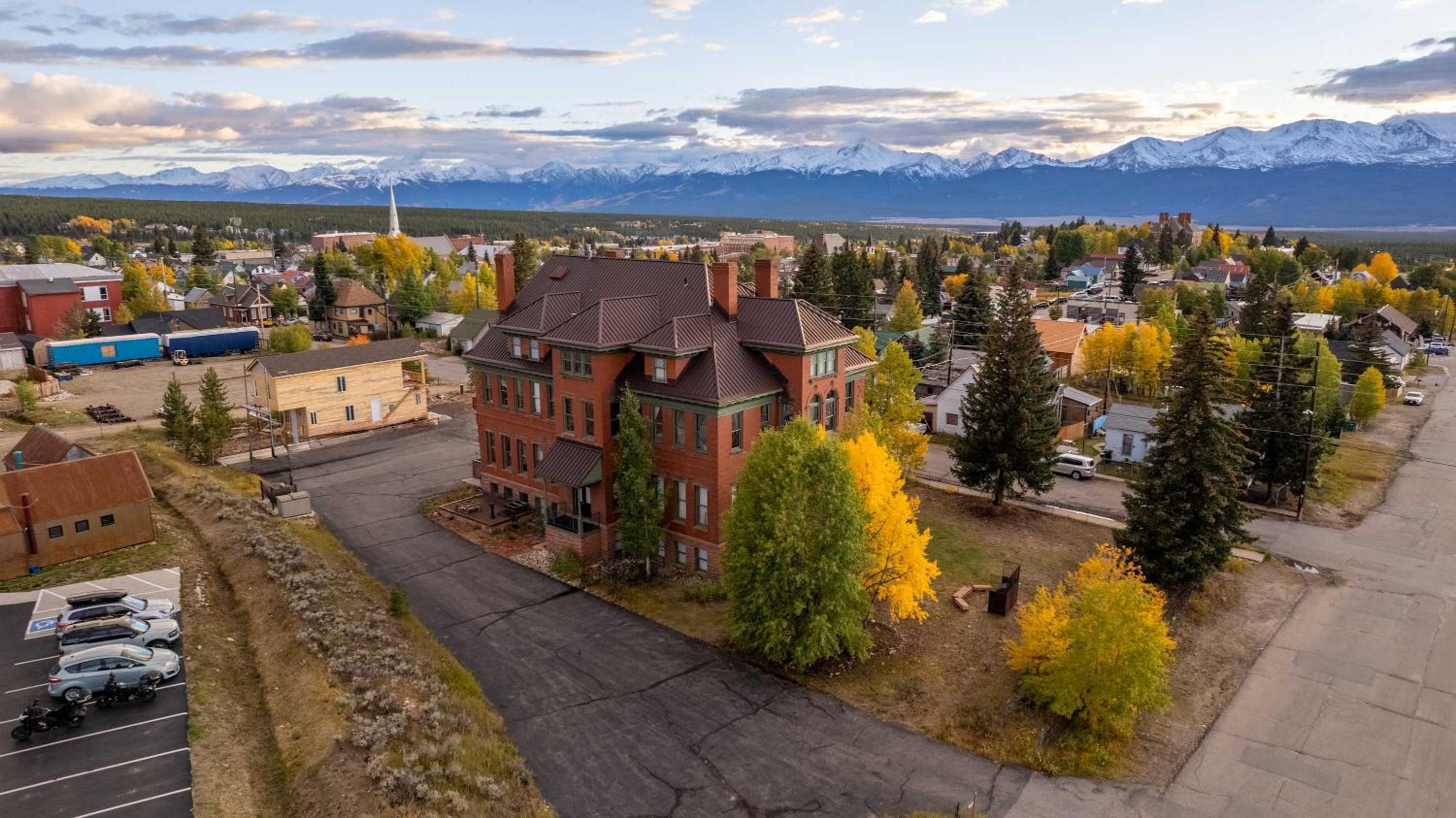 Beautiful Mountain Views in Iconic Building view 4