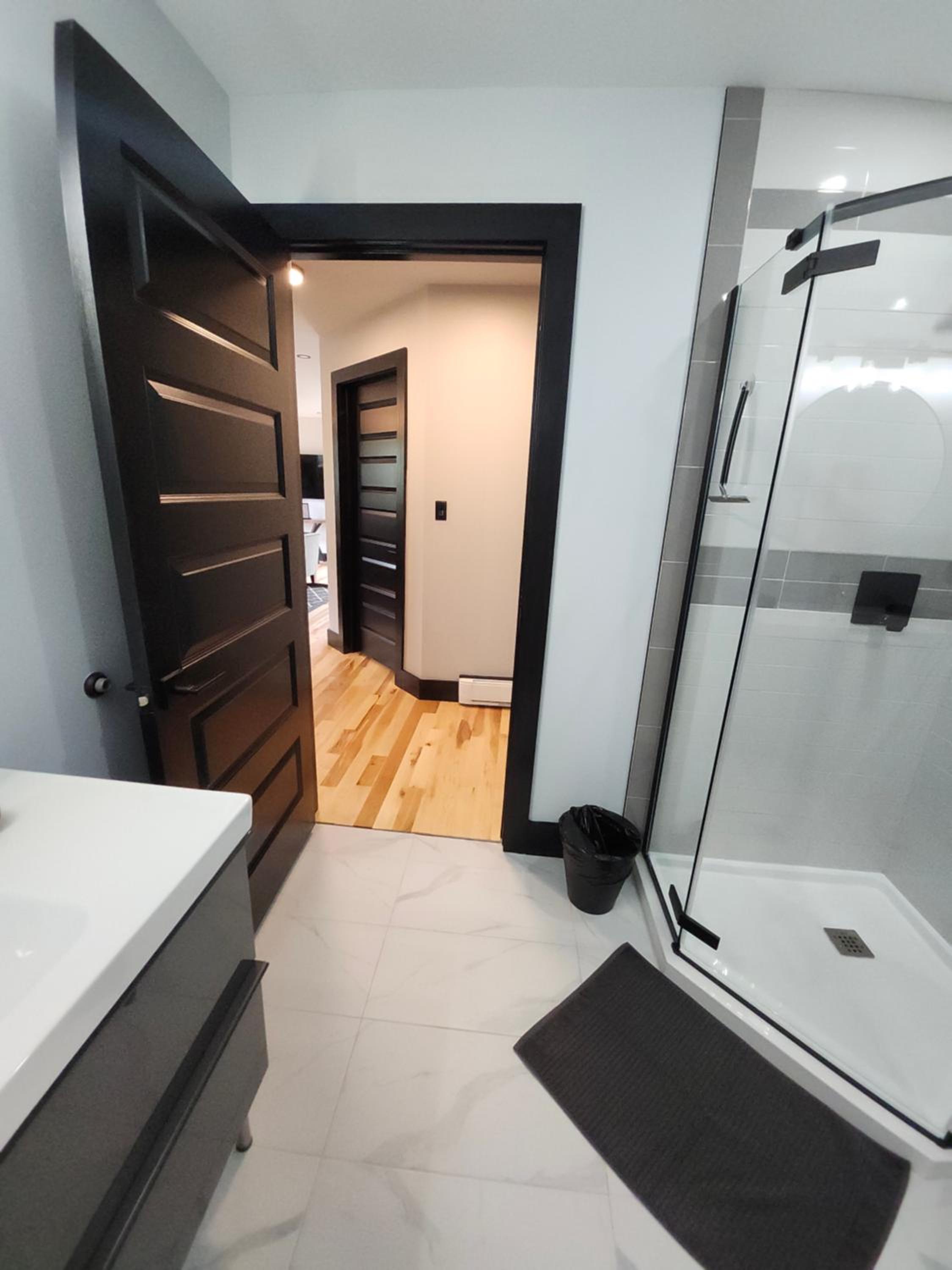 BAYSIDE RESORT, 2 O'CLOCK SUITES