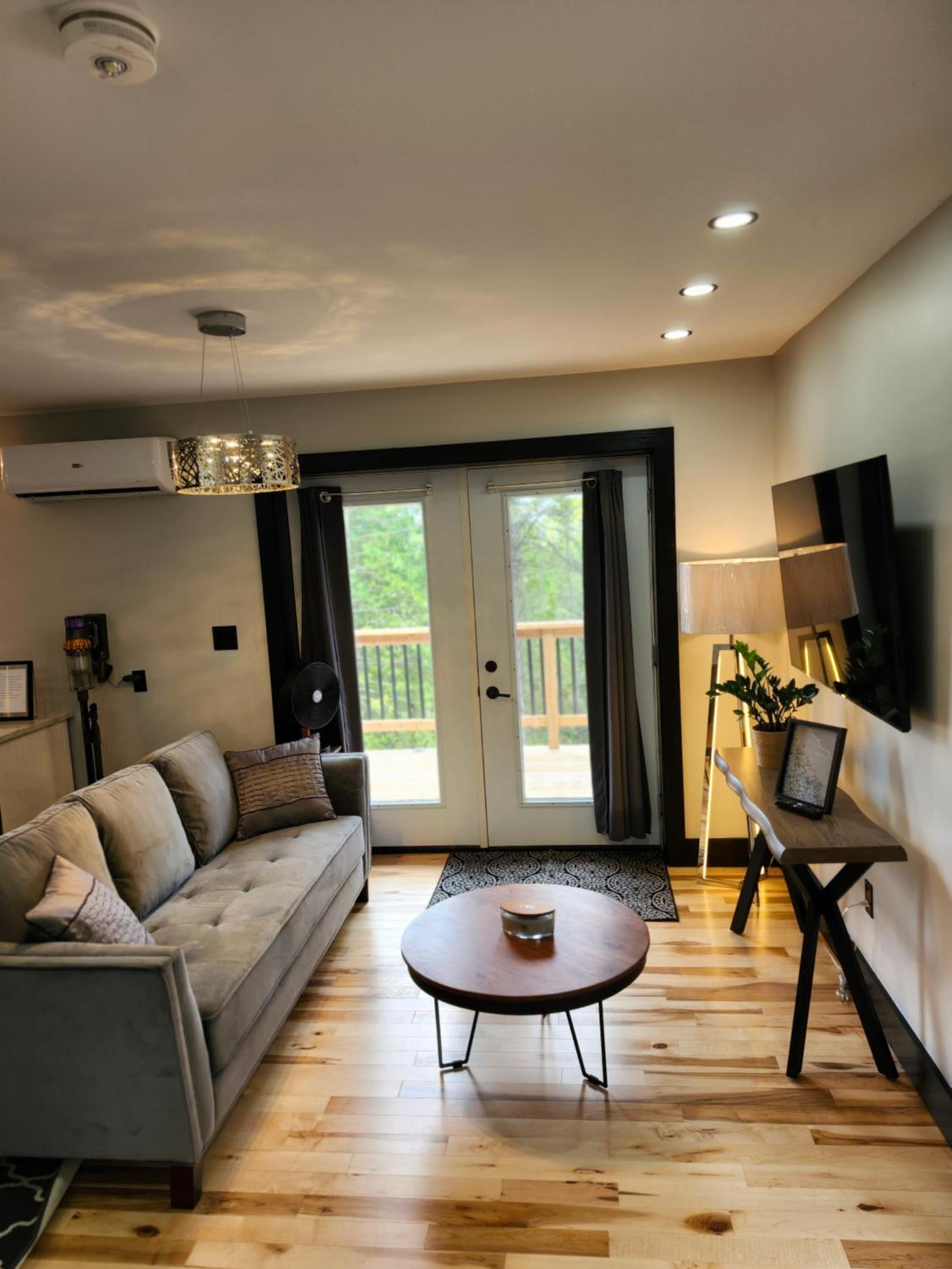 BAYSIDE RESORT, 2 O'CLOCK SUITES