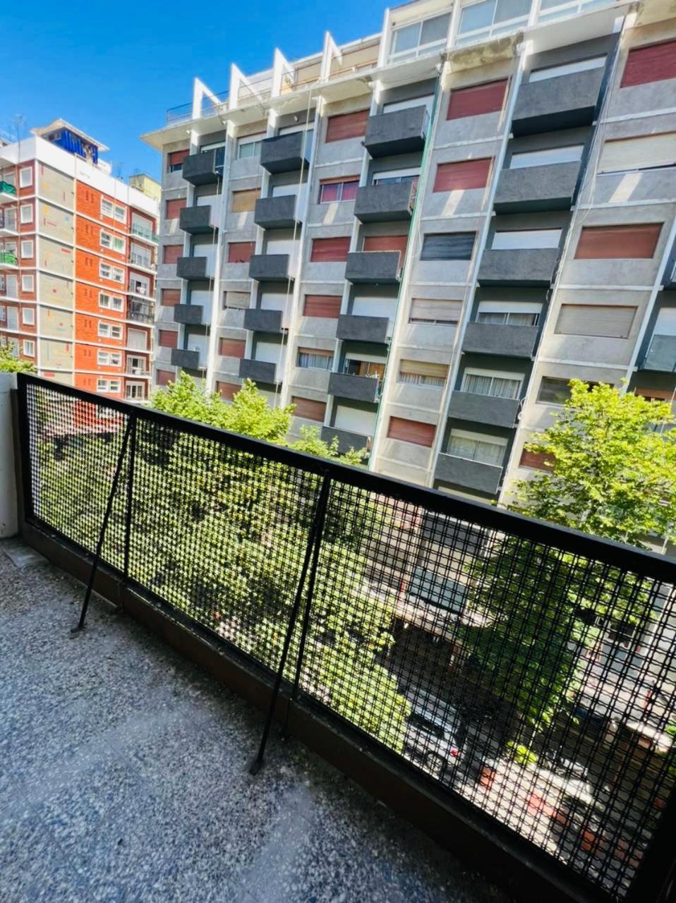Amplio departamento al frente en zona Plaza Colón - SOLO FAMILIAS -