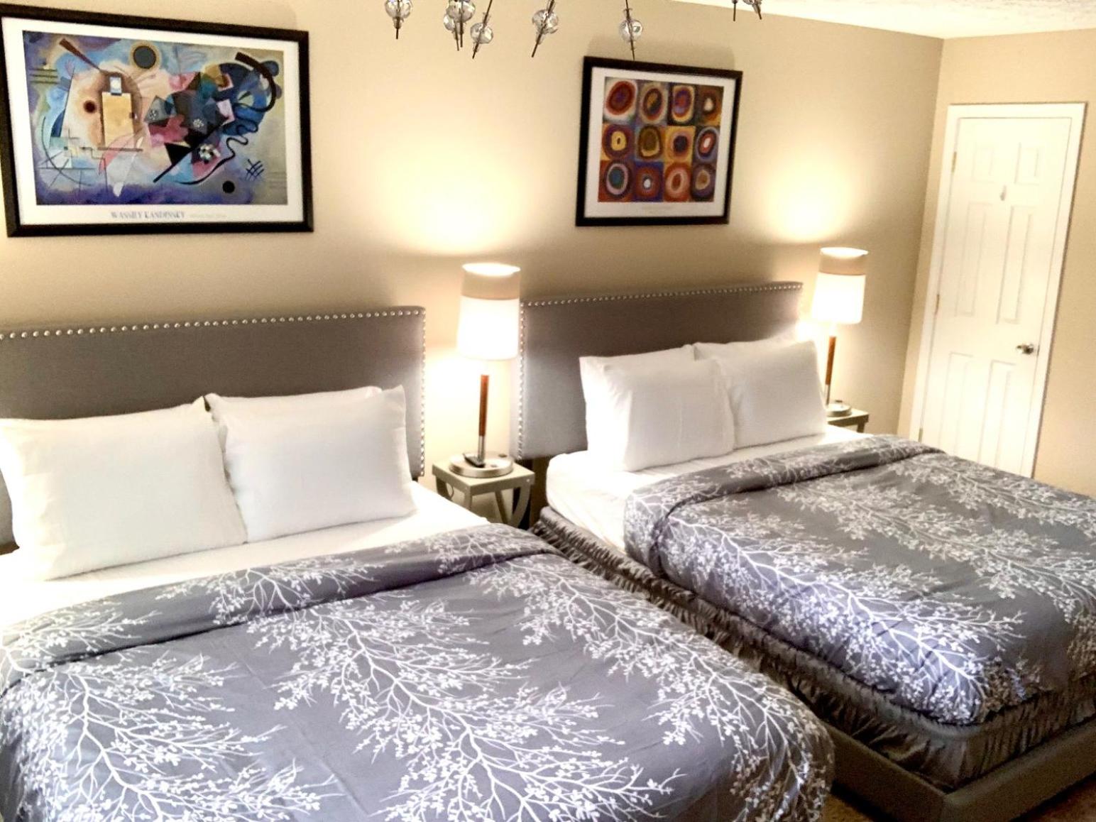 The House Hotels - 4 Beds, huge yard, secluded, and central!