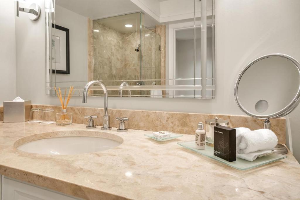 Luxurious Four Seasons Two Bedroom Suite
