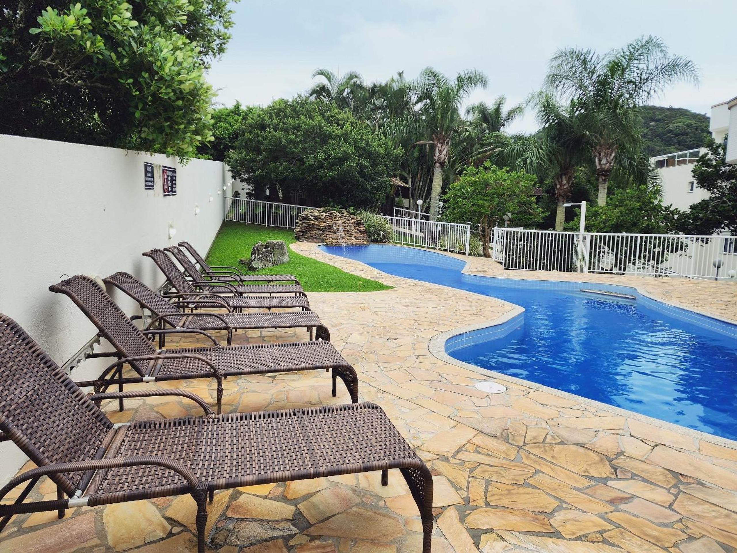Lindo e com piscina, 100m 4 Ilhas, 3 quartos, 2 vagas, até 7 pessoas