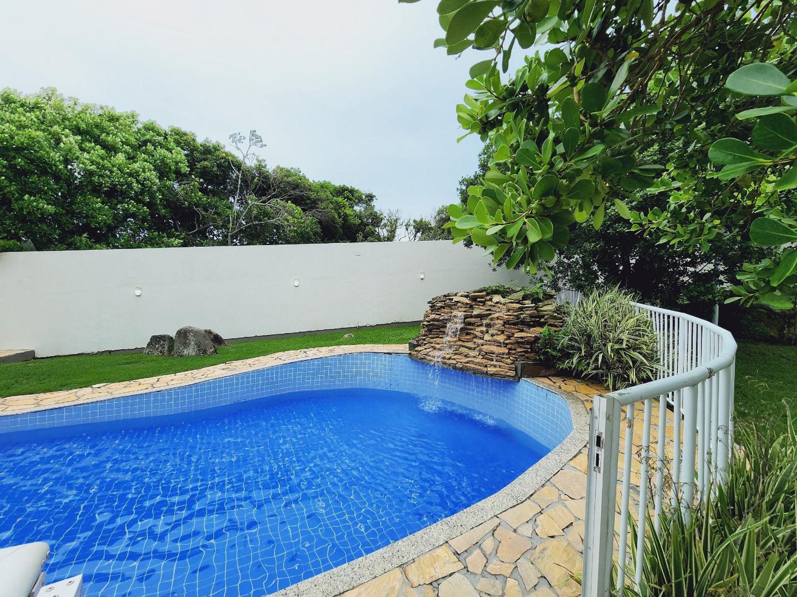 Lindo e com piscina, 100m 4 Ilhas, 3 quartos, 2 vagas, até 7 pessoas