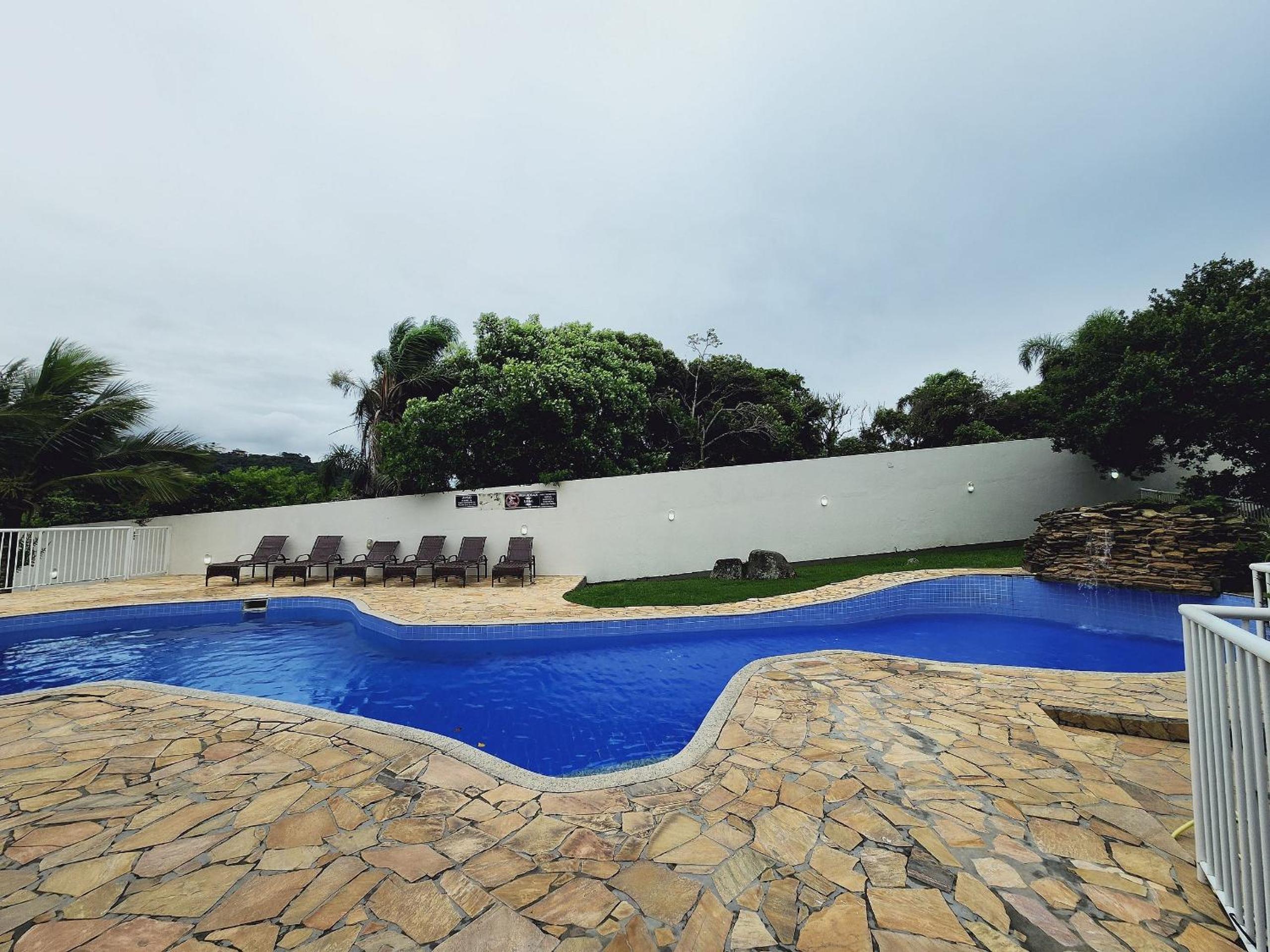 Lindo e com piscina, 100m 4 Ilhas, 3 quartos, 2 vagas, até 7 pessoas