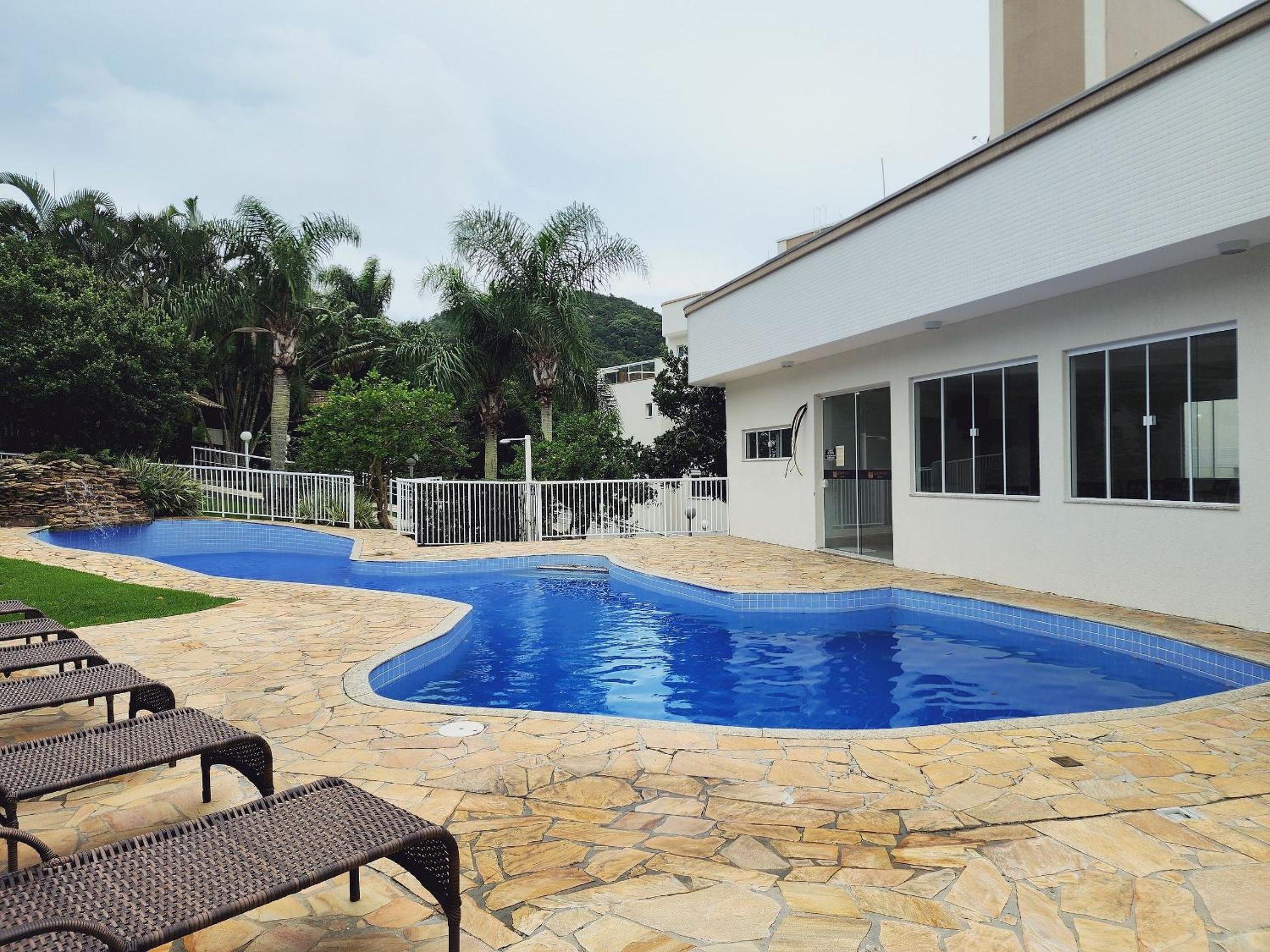 Lindo e com piscina, 100m 4 Ilhas, 3 quartos, 2 vagas, até 7 pessoas