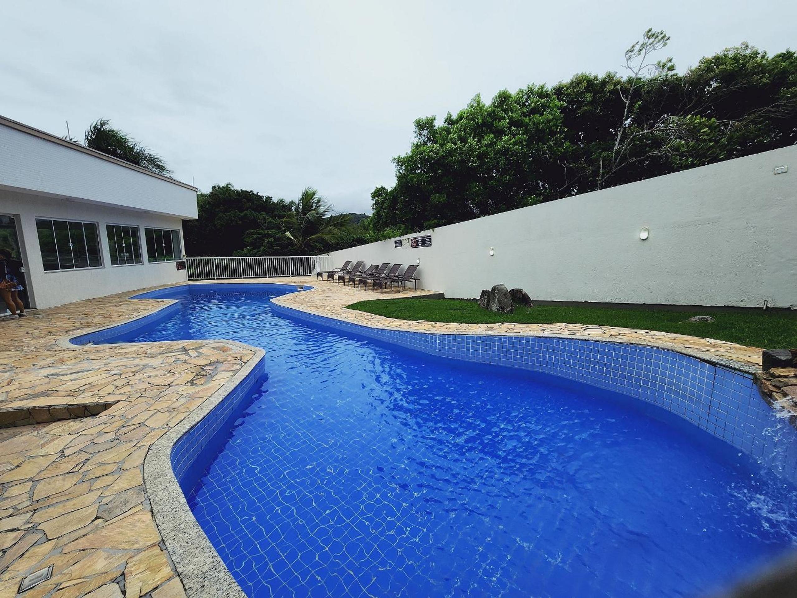 Lindo e com piscina, 100m 4 Ilhas, 3 quartos, 2 vagas, até 7 pessoas