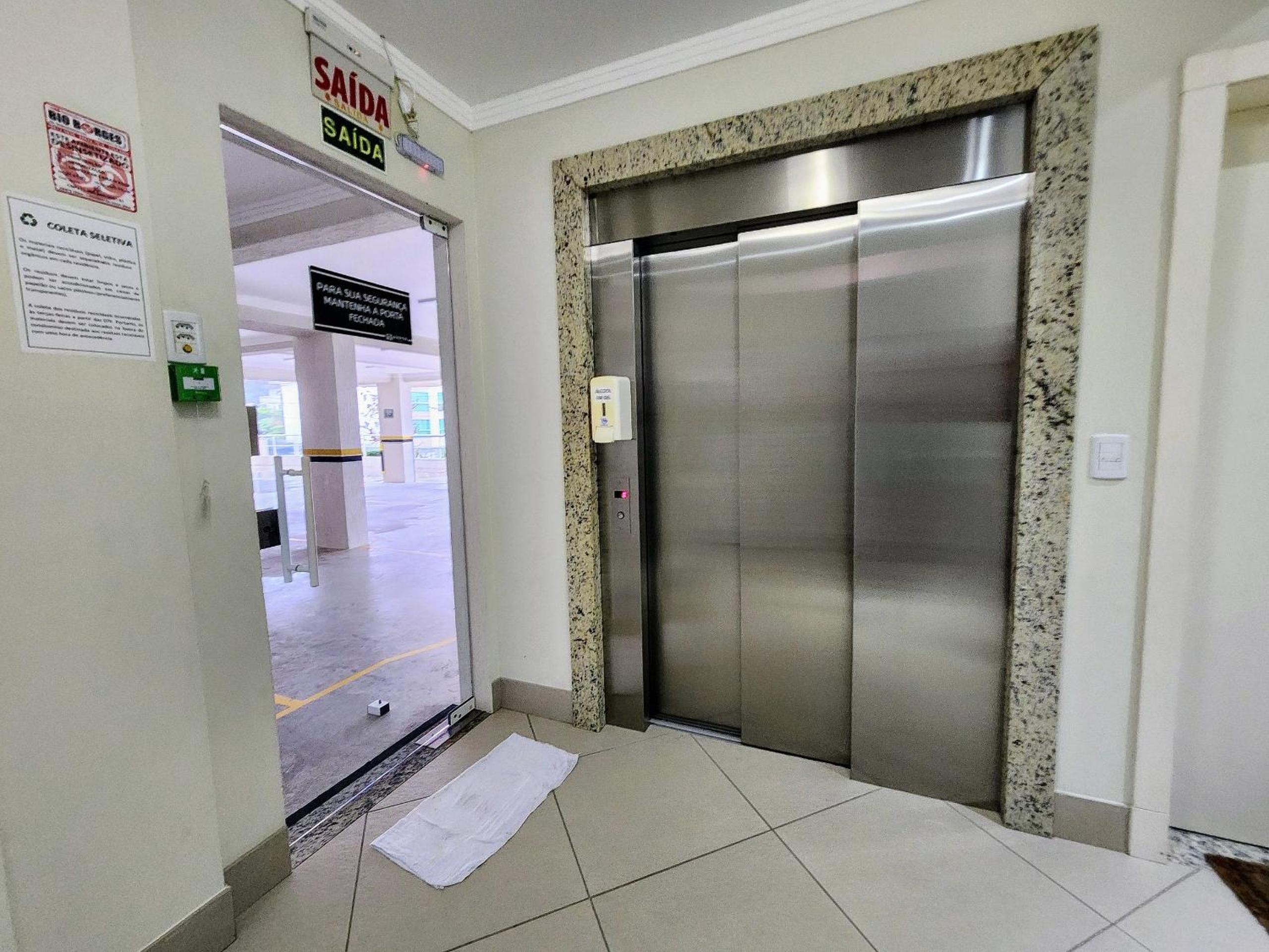Lindo e com piscina, 100m 4 Ilhas, 3 quartos, 2 vagas, até 7 pessoas