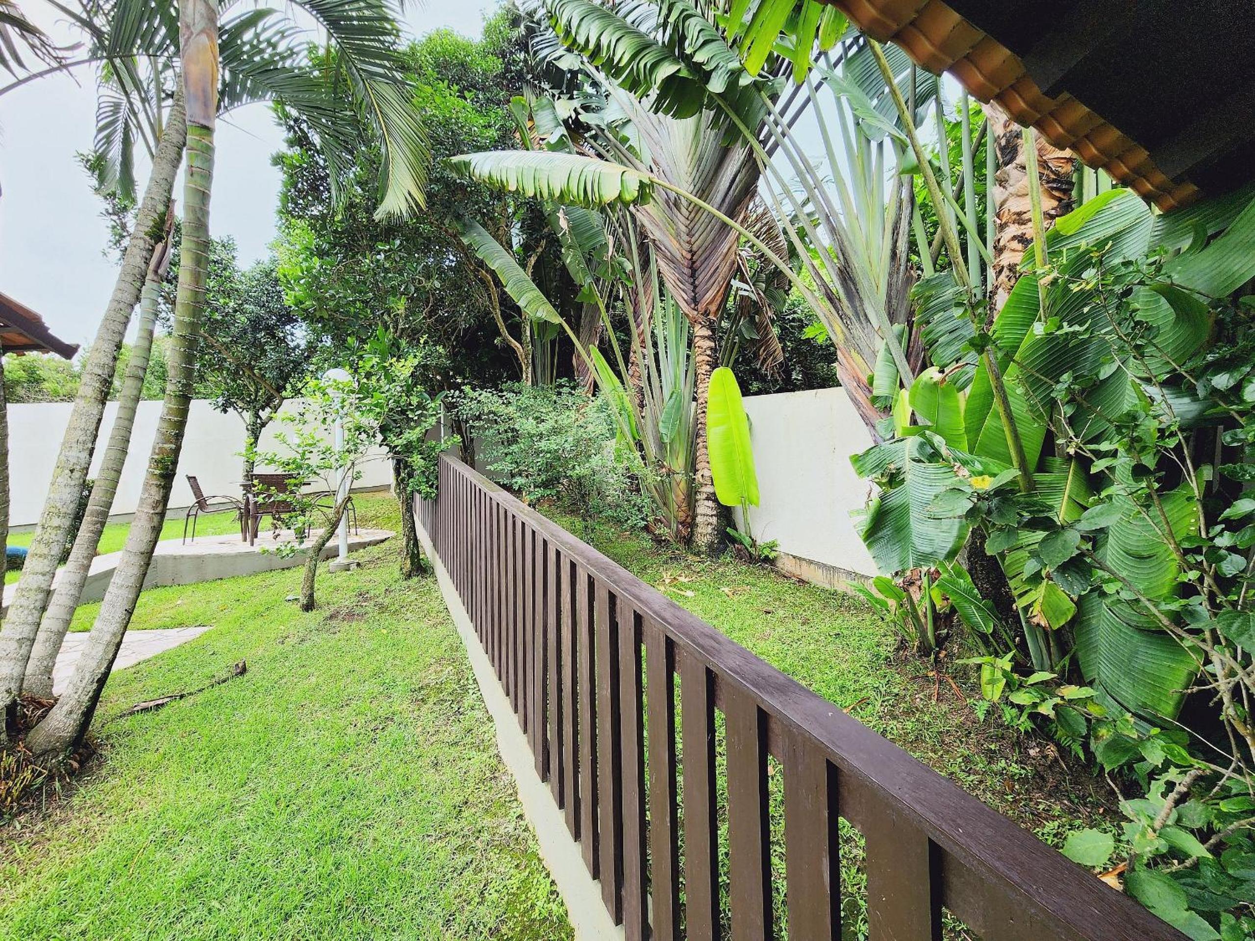 Lindo e com piscina, 100m 4 Ilhas, 3 quartos, 2 vagas, até 7 pessoas