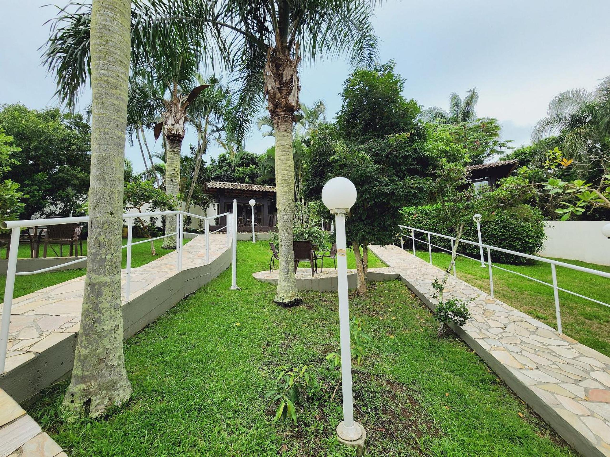 Lindo e com piscina, 100m 4 Ilhas, 3 quartos, 2 vagas, até 7 pessoas