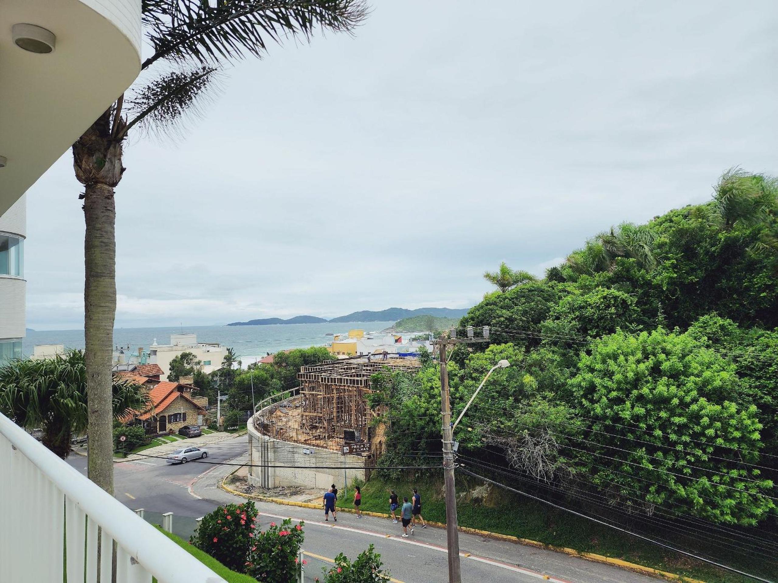 Lindo e com piscina, 100m 4 Ilhas, 3 quartos, 2 vagas, até 7 pessoas