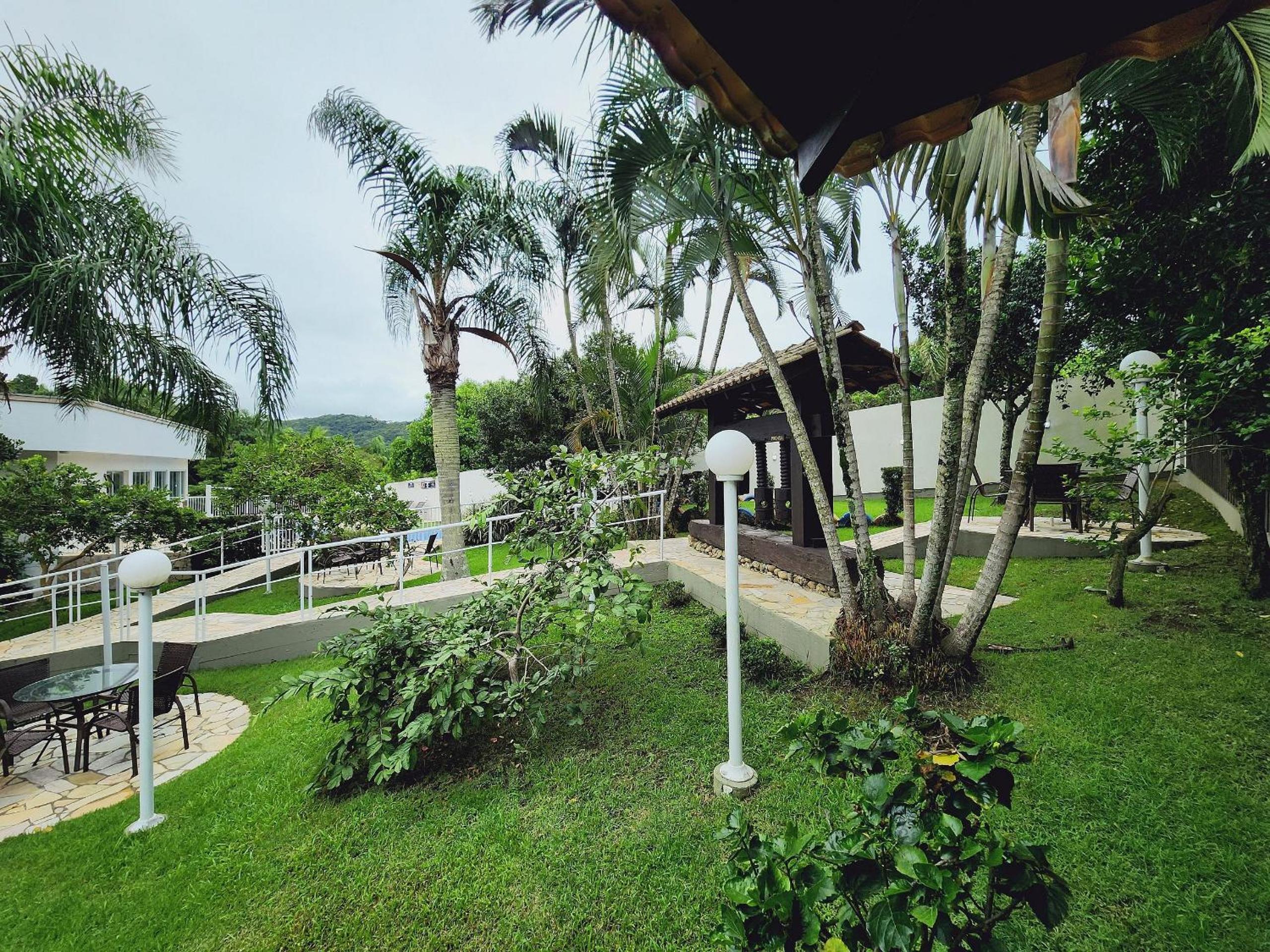Lindo e com piscina, 100m 4 Ilhas, 3 quartos, 2 vagas, até 7 pessoas