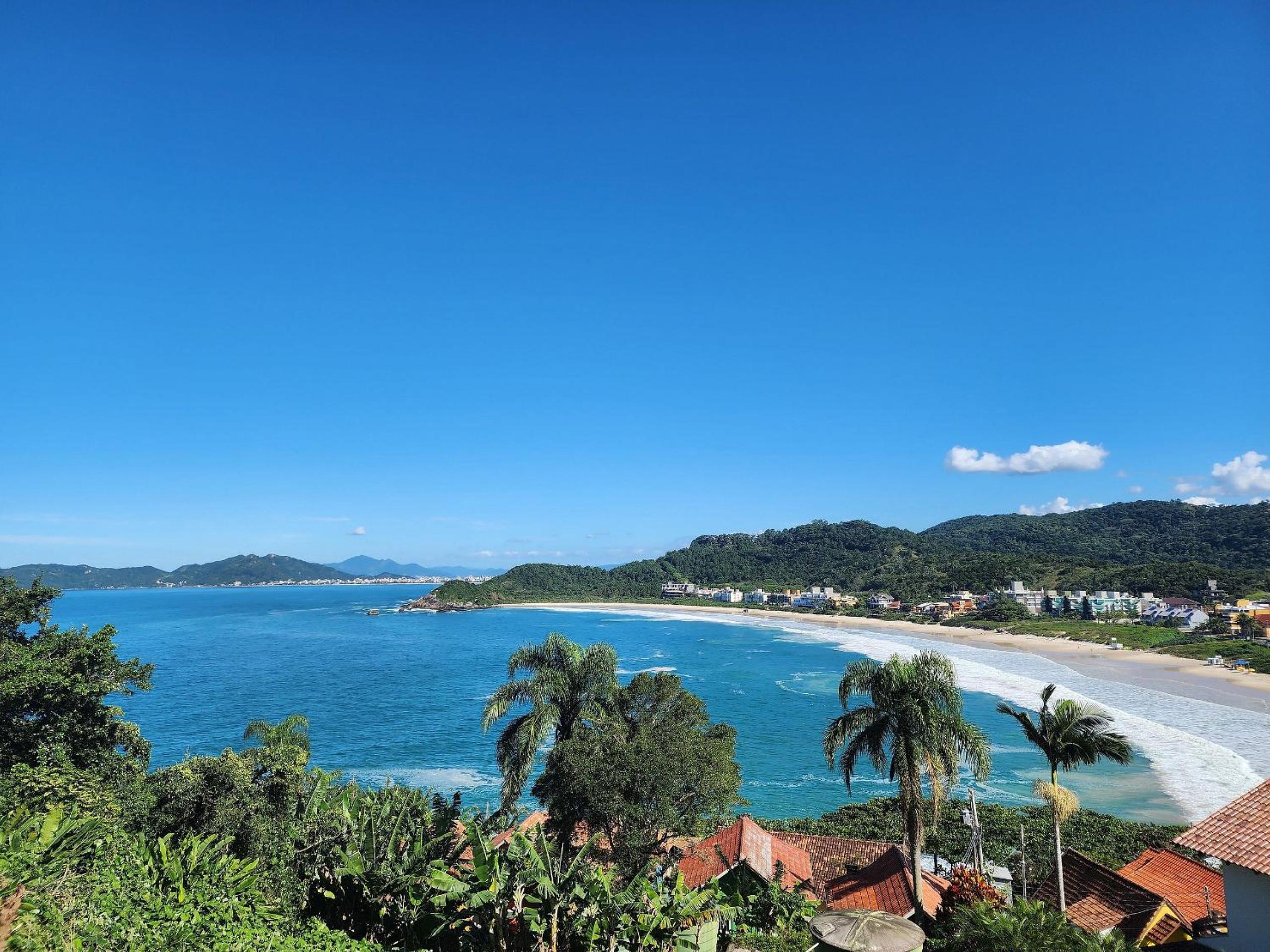 Lindo e com piscina, 100m 4 Ilhas, 3 quartos, 2 vagas, até 7 pessoas