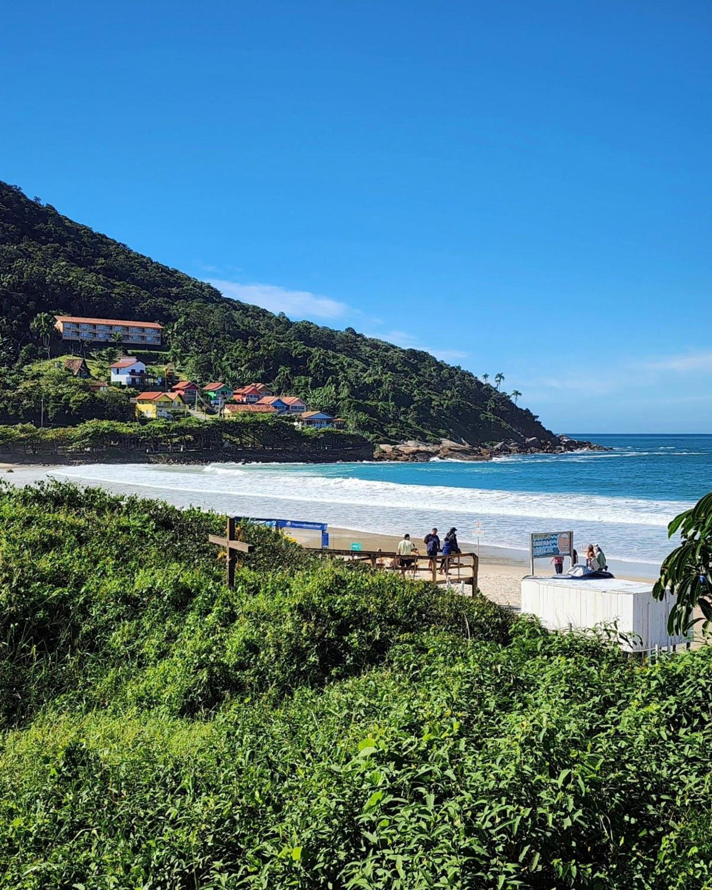 Lindo e com piscina, 100m 4 Ilhas, 3 quartos, 2 vagas, até 7 pessoas