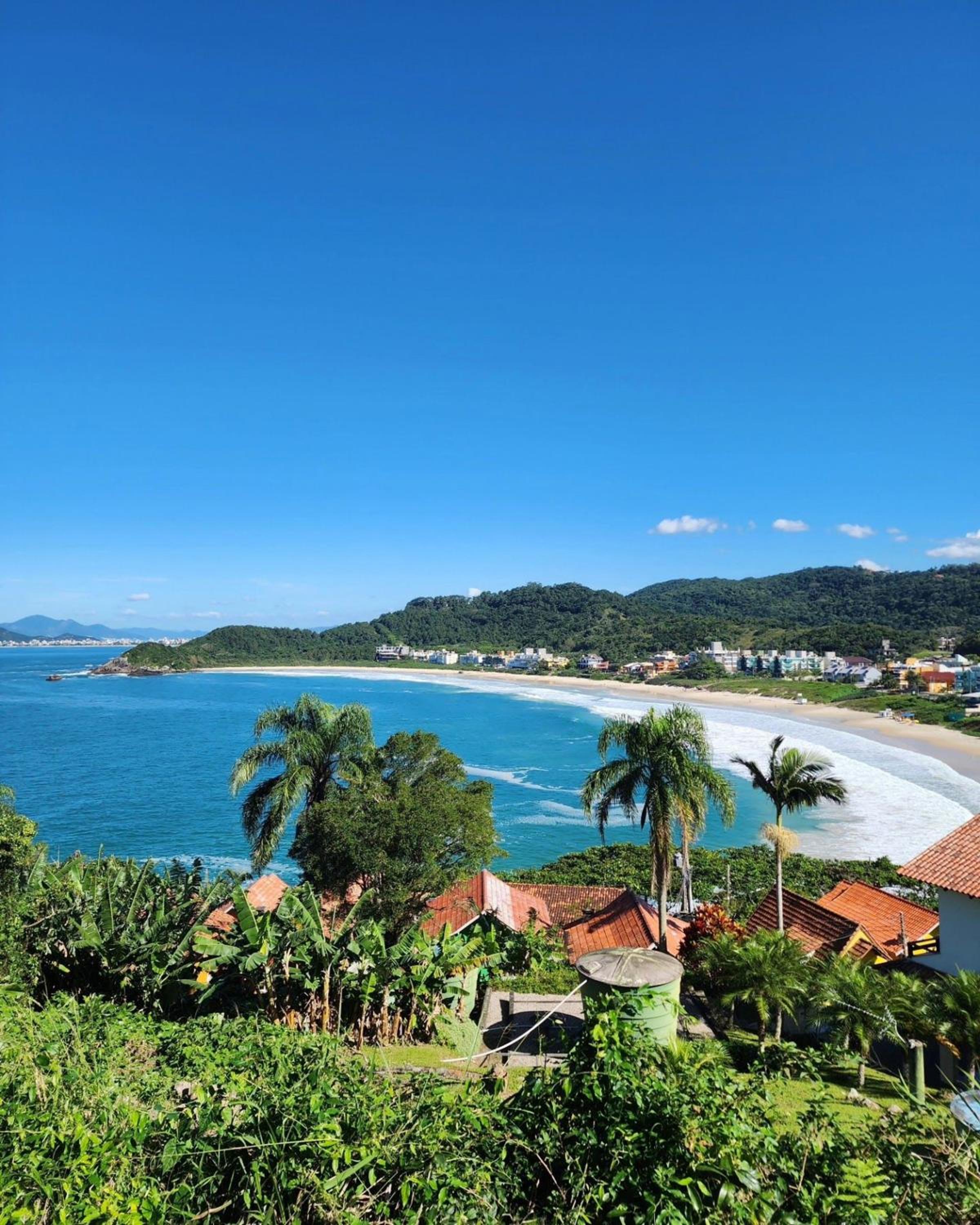 Lindo e com piscina, 100m 4 Ilhas, 3 quartos, 2 vagas, até 7 pessoas