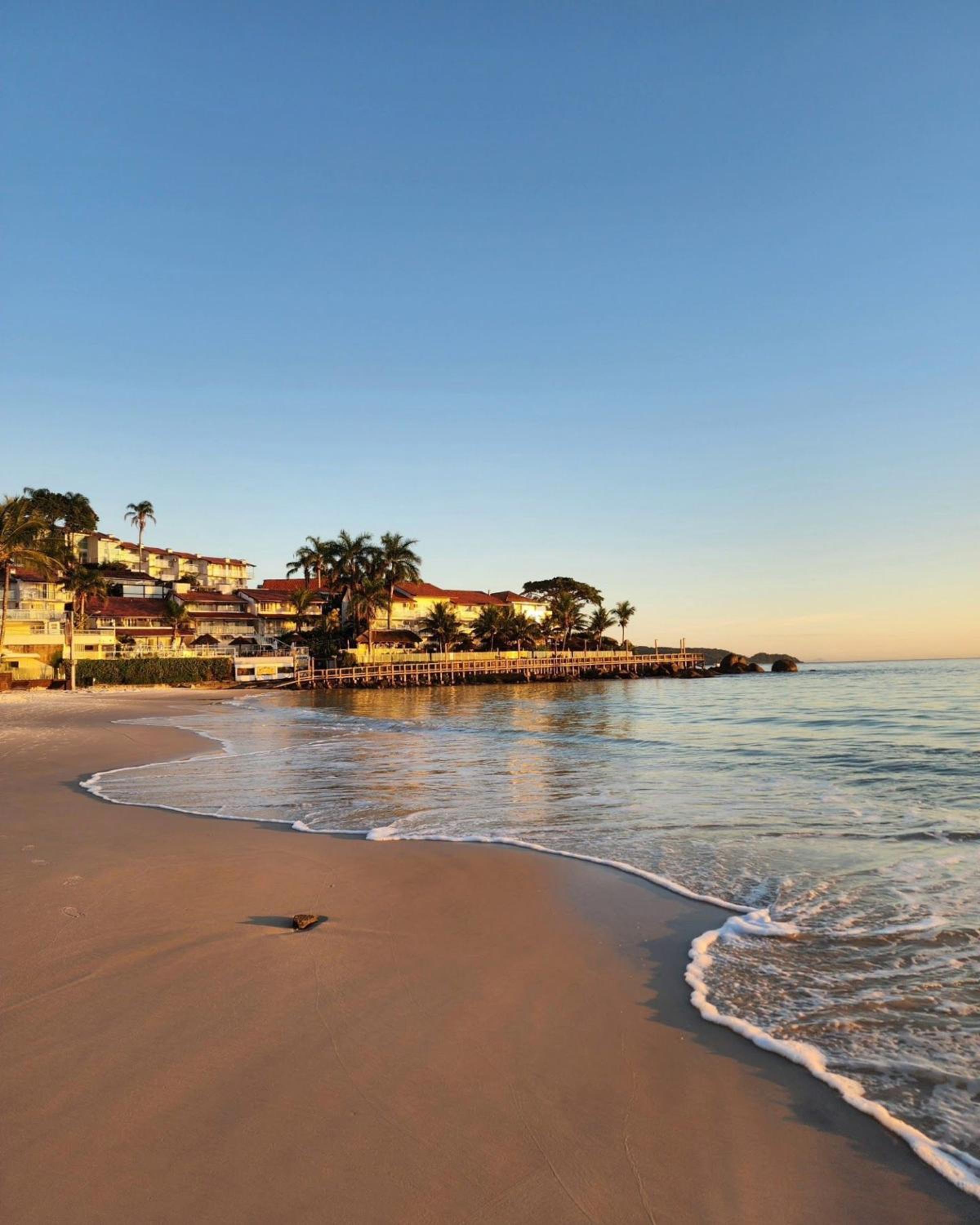 Lindo e com piscina, 100m 4 Ilhas, 3 quartos, 2 vagas, até 7 pessoas