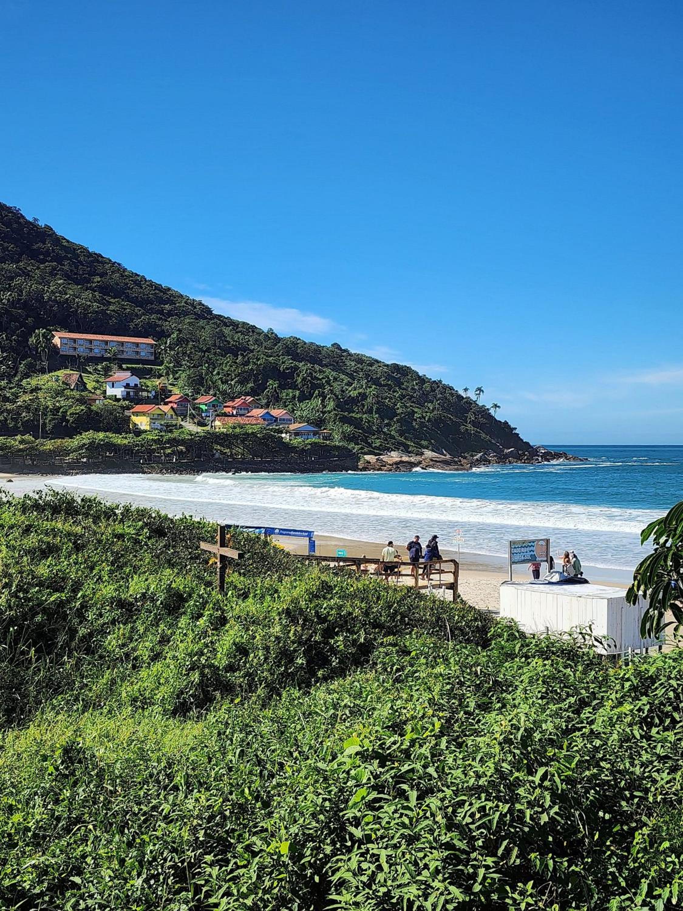 Lindo e com piscina, 100m 4 Ilhas, 3 quartos, 2 vagas, até 7 pessoas