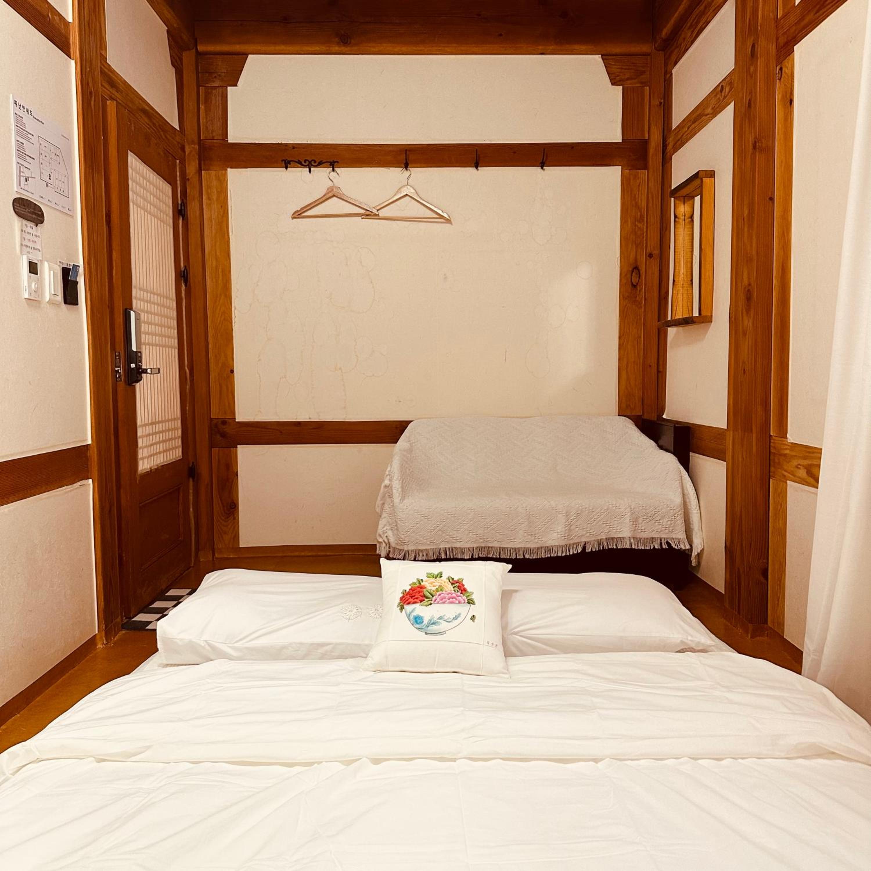 Jeonju Hanok village Deoksugung