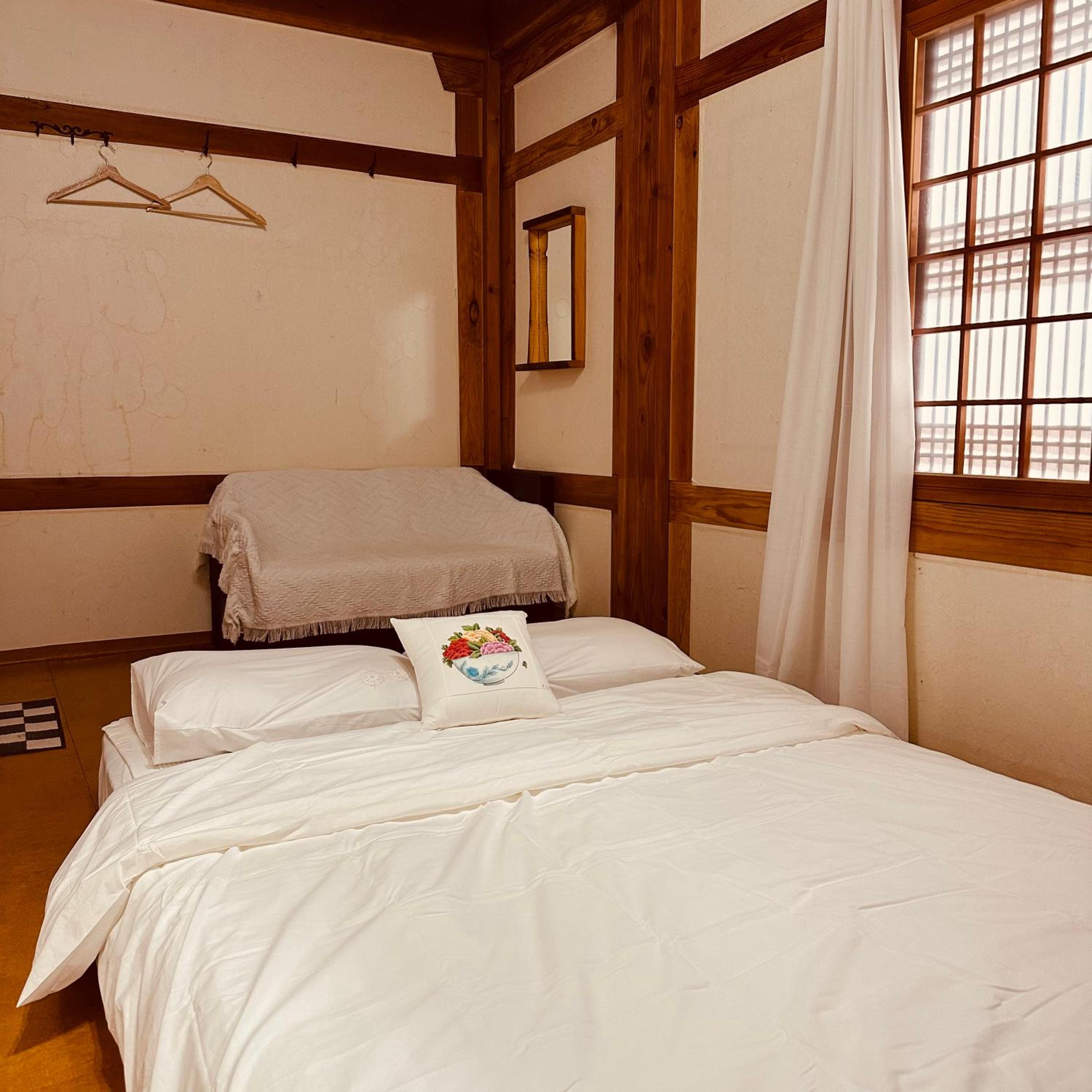 Jeonju Hanok village Deoksugung