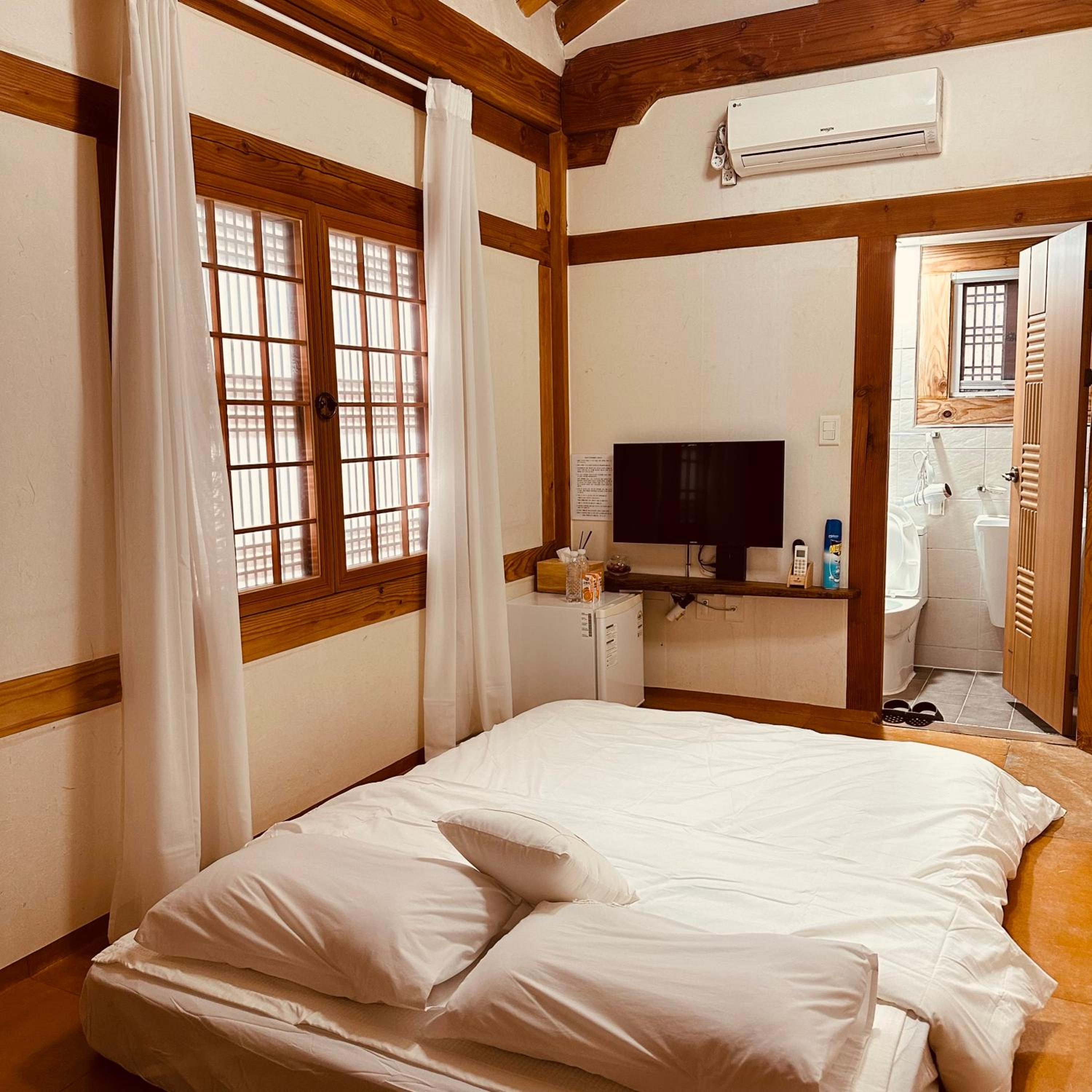 Jeonju Hanok village Deoksugung