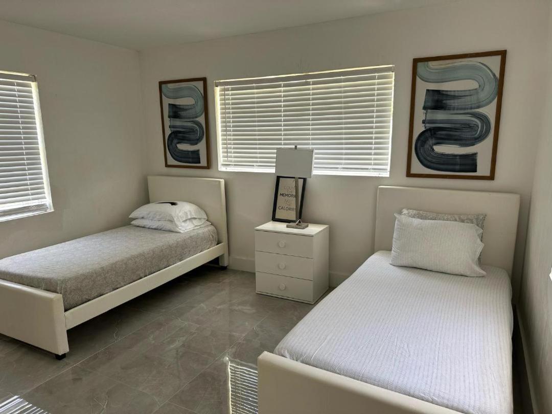 Hollywood VACATION HOME view 3