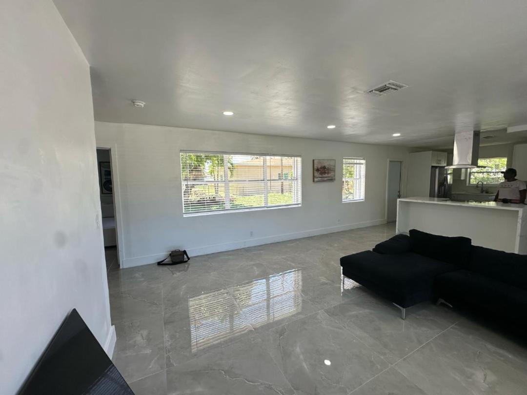 Hollywood VACATION HOME view 5