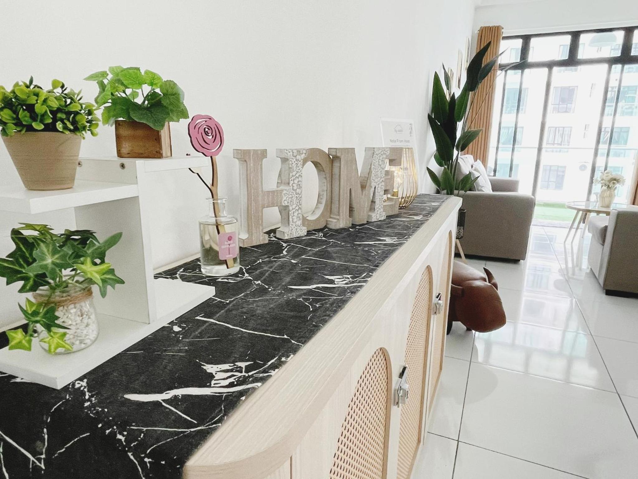 Huge Family Friendly 3BR Suite, PLATINO Service Apartment, Mins Walk to Paradigm Mall