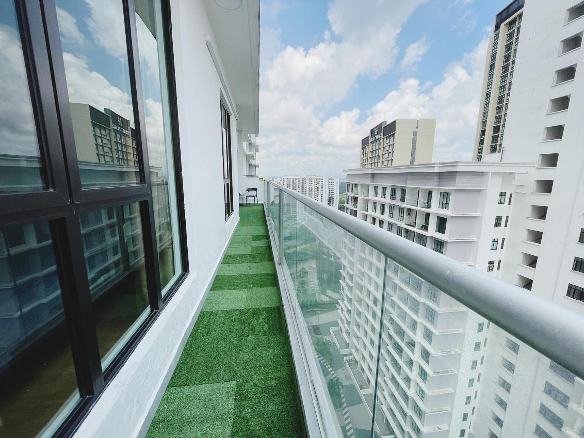 Huge Family Friendly 3BR Suite, PLATINO Service Apartment, Mins Walk to Paradigm Mall