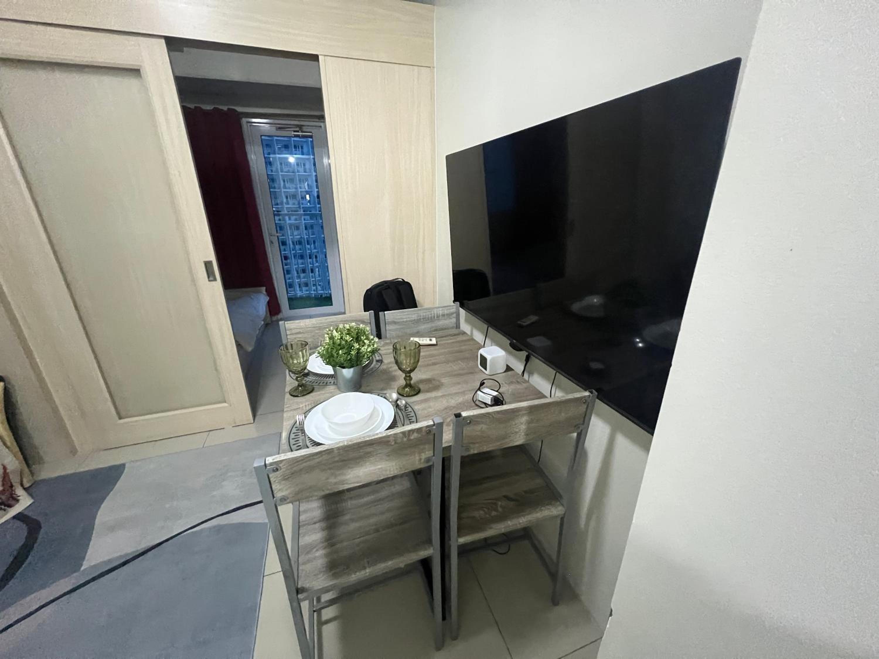 Cozy 1 Bedroom Makati Condo with Balcony Wifi view 5