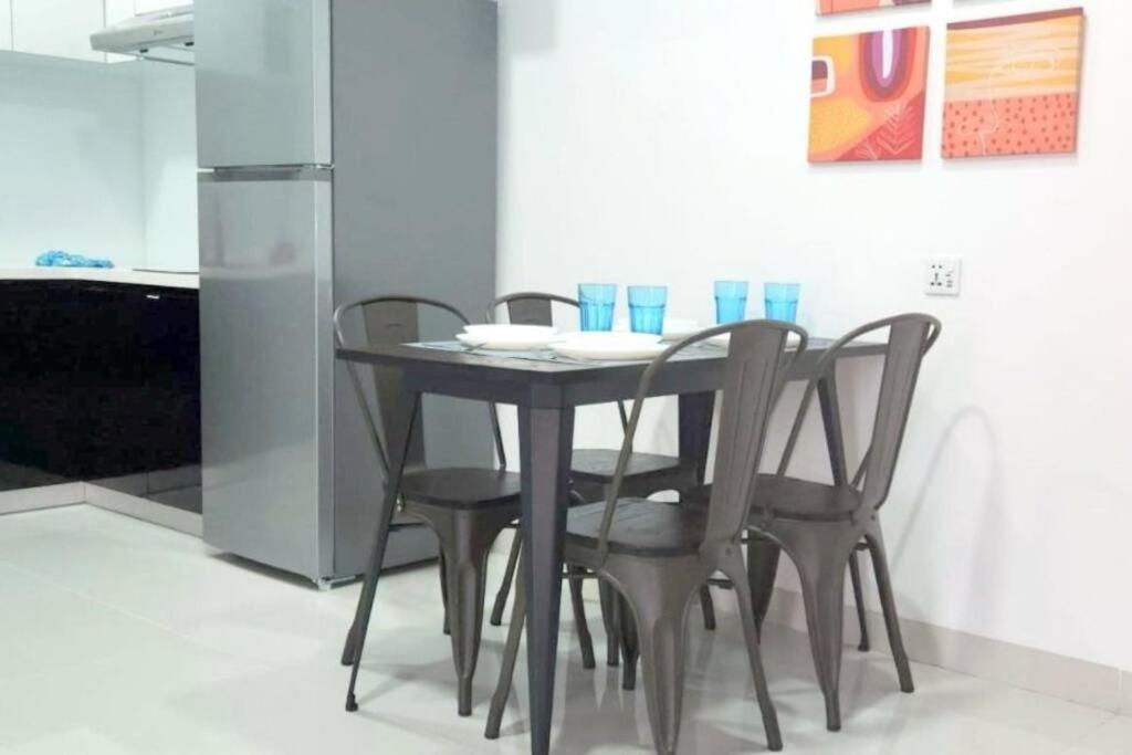 Near Ferry Terminal - Lovely 2 Bedroom Condo - Harbourbay Residences - 0608