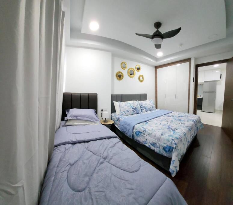 Near Ferry Terminal - Lovely 2 Bedroom Condo - Harbourbay Residences - 0608