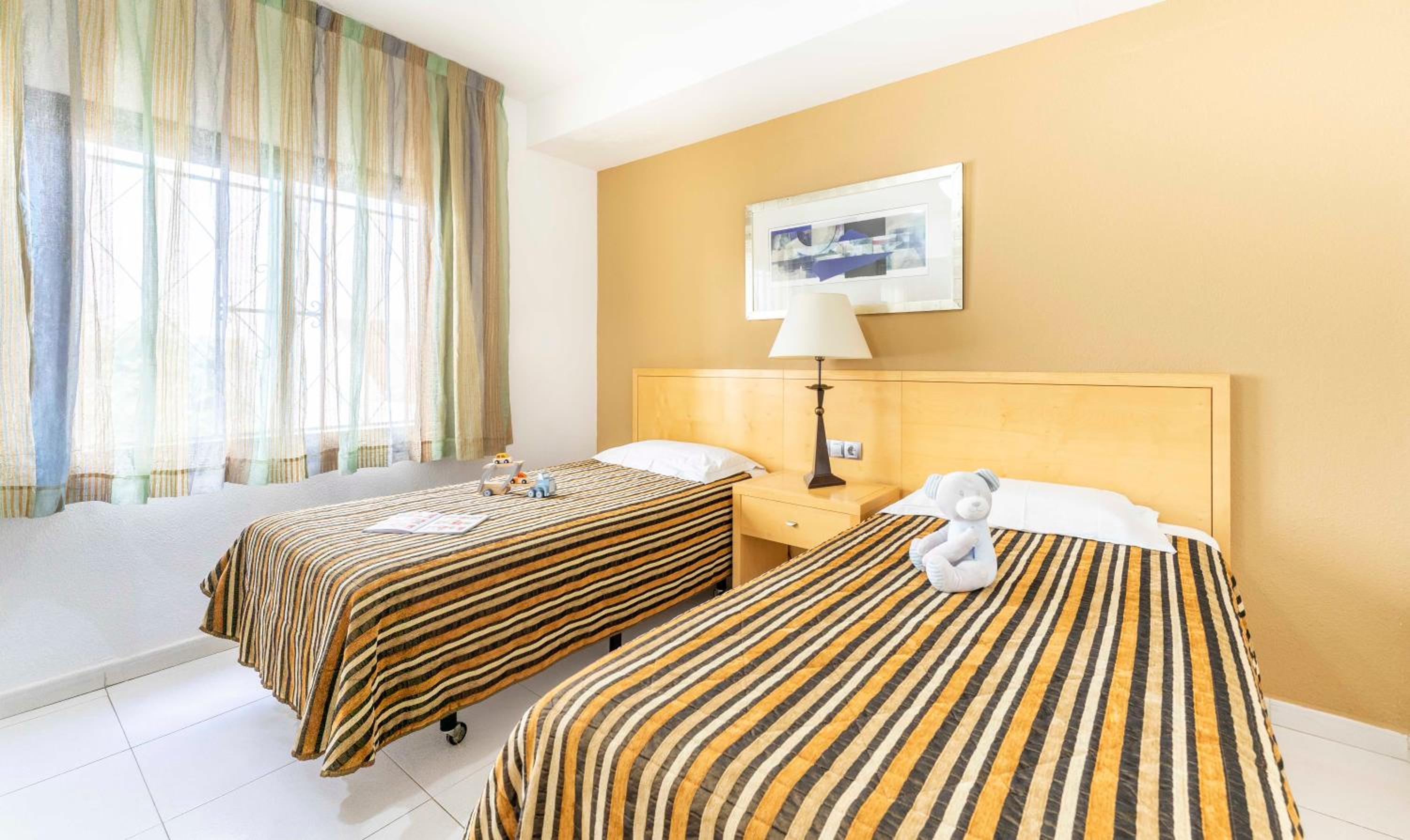 Ona Hollywood Mirage — 11
