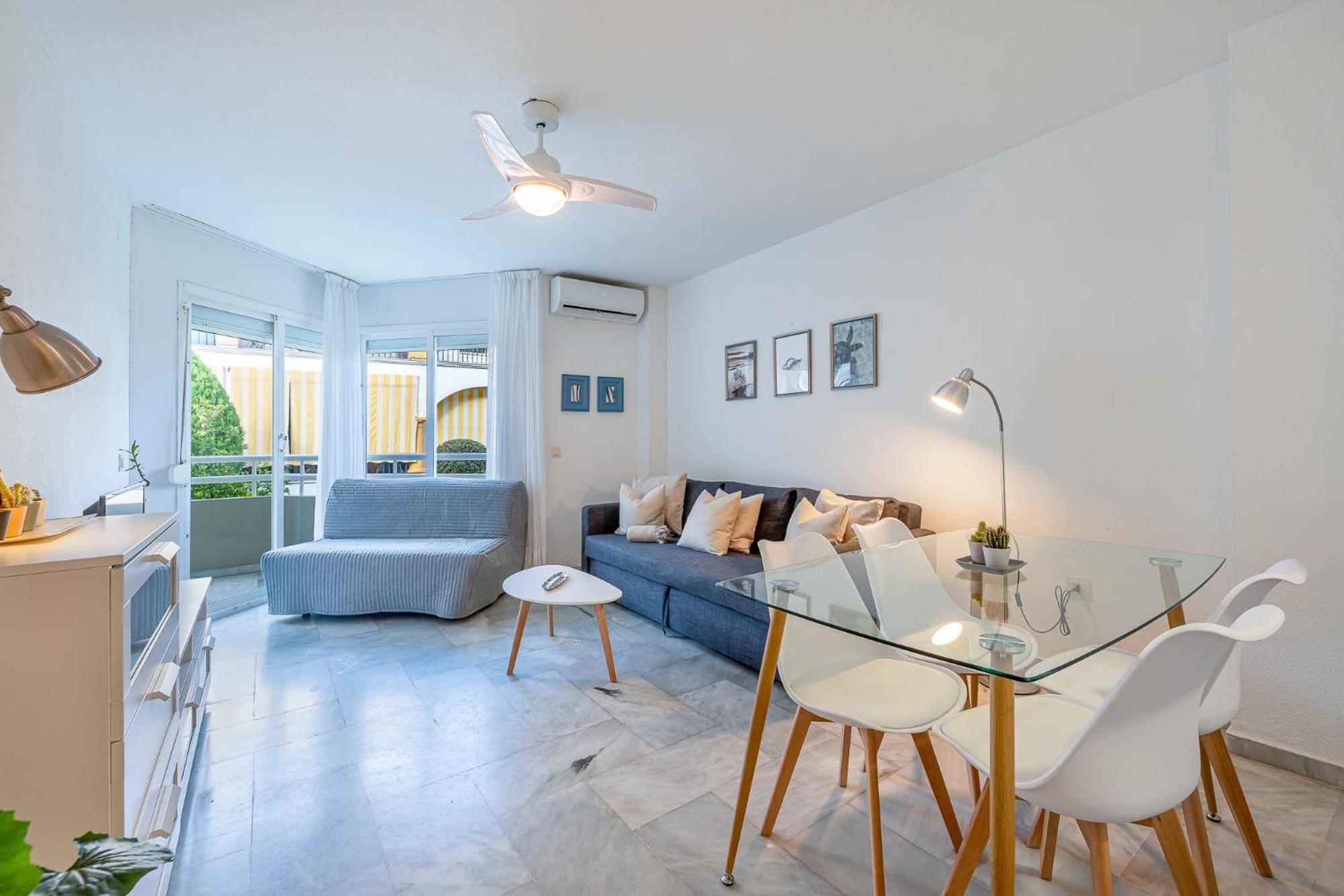 Carihuela Torremolinos with Pool and free Parking 5 m Beach view 5