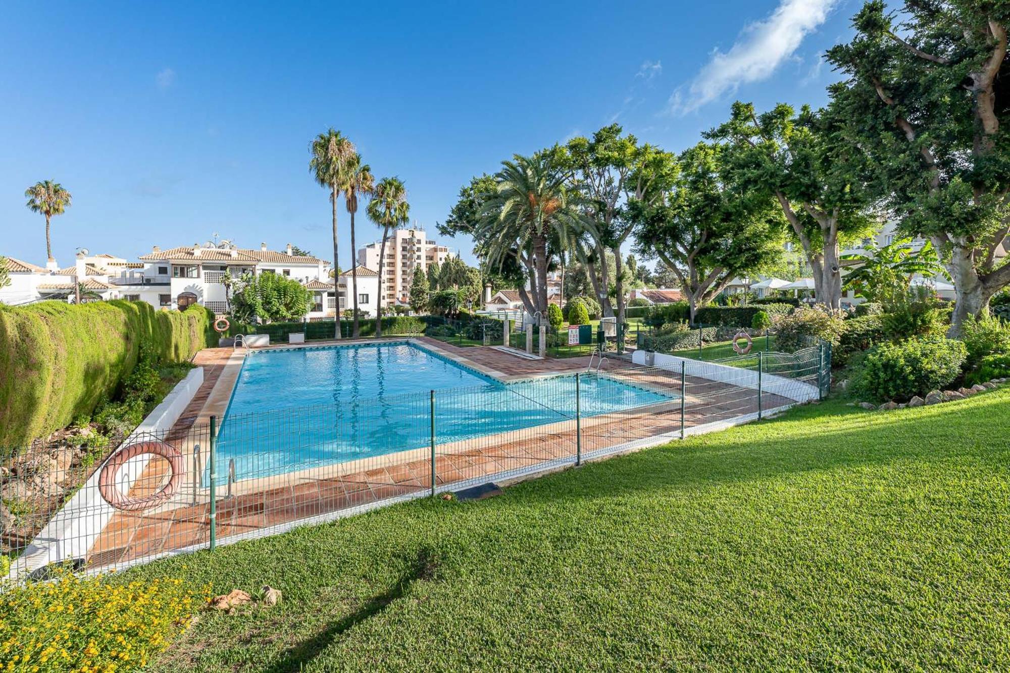 Carihuela Torremolinos with Pool and free Parking 5 m Beach view 2