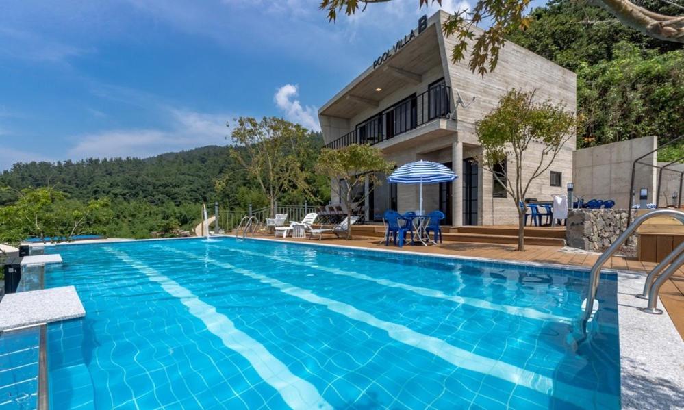 Road96 Caravan and Poolvilla
