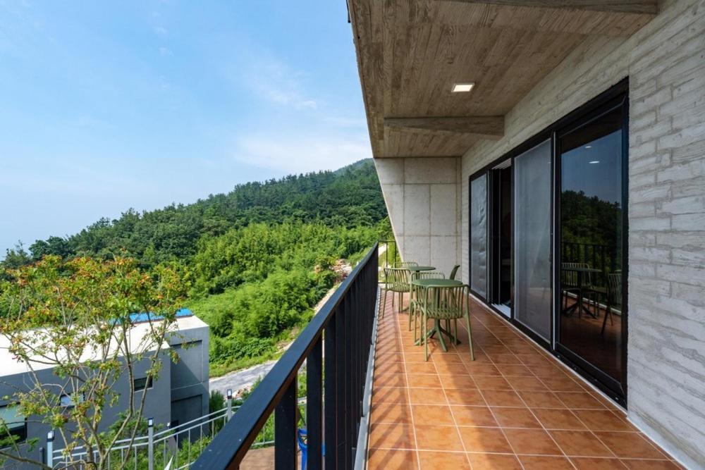 Road96 Caravan and Poolvilla