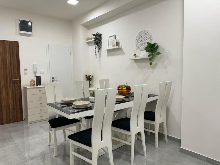 Rentero Modern APT City Hideaway