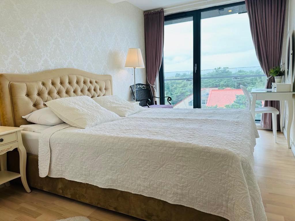 Daukanto Sea View Apartment, by luxuryrent view 2