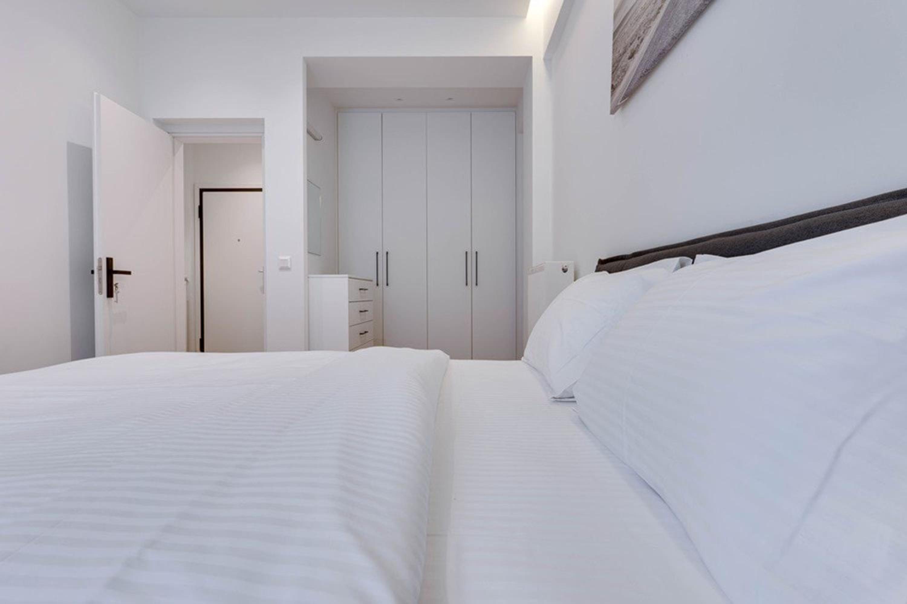 Elegant flat 5 walk to metro panormou