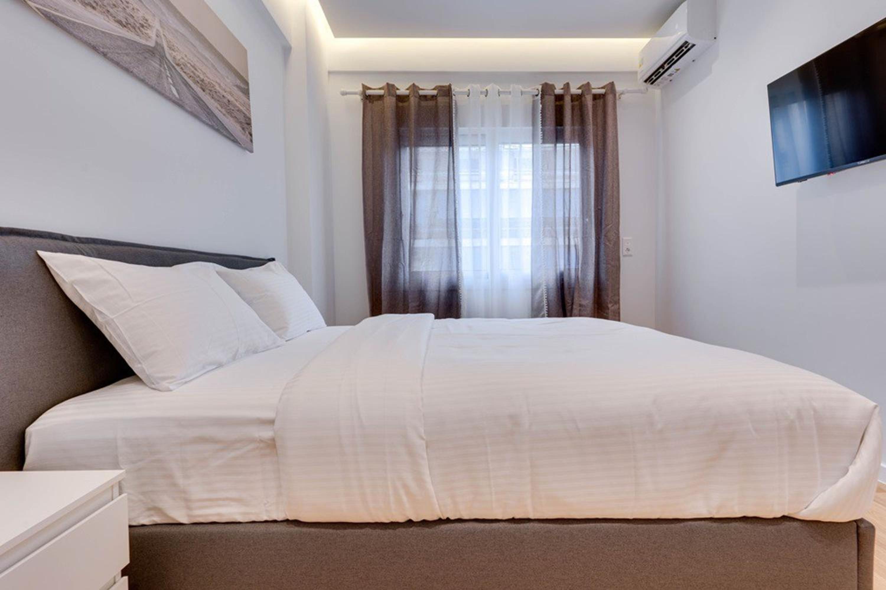 Elegant flat 5 walk to metro panormou