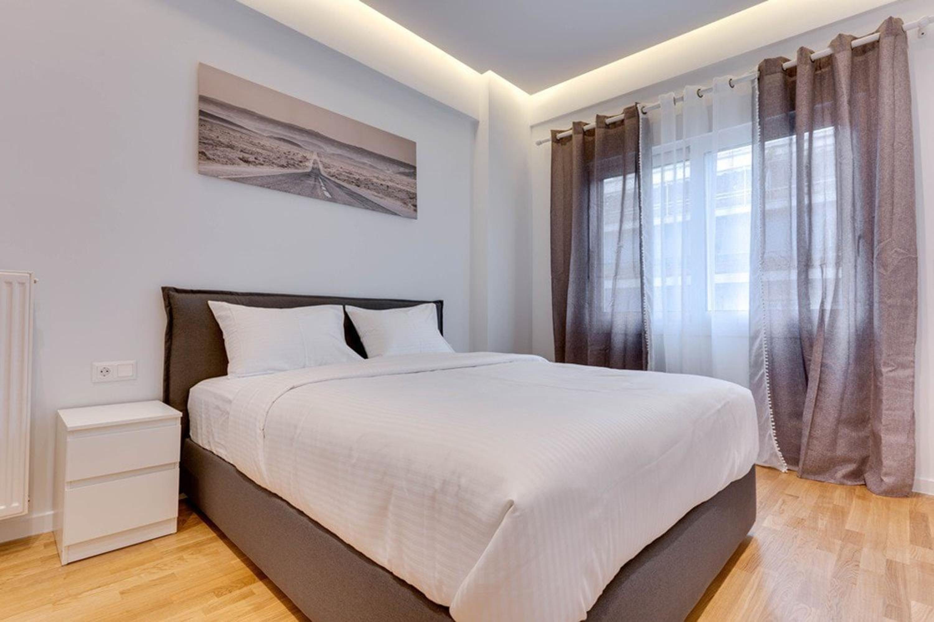 Elegant flat 5 walk to metro panormou