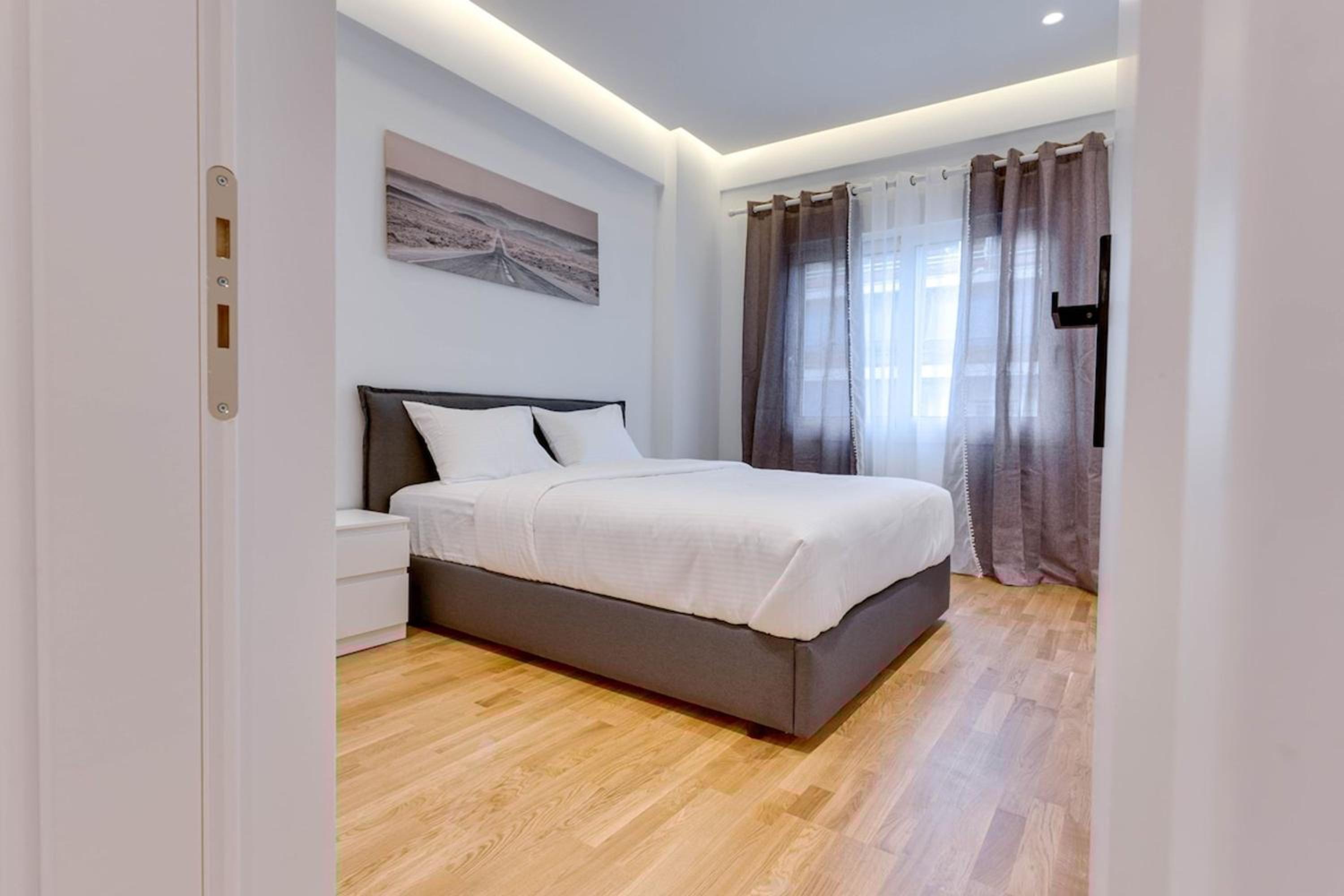 Elegant flat 5 walk to metro panormou